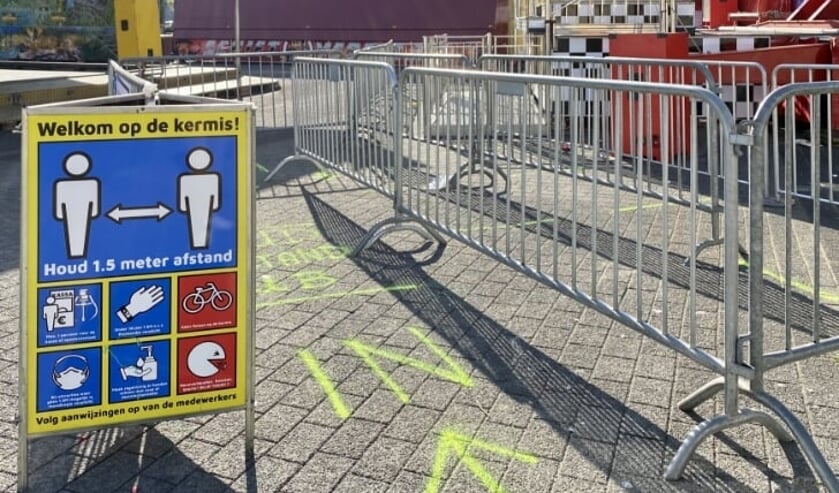 <p>Pijlen op de grond, hekken en borden vorig jaar tijdens de Veghelse kermis. </p>