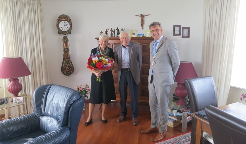 Ook burgemeester Wim Hillenaar kwam langs om Adie en Frans te feliciteren met deze diamanten mijlpaal.