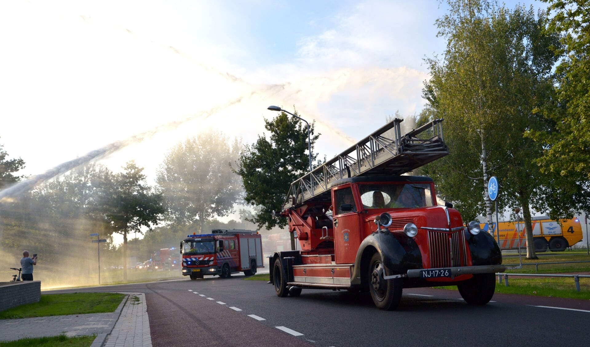 De brandweerauto's, waaronder deze uit 1940, werden welkom geheten door de brandweer van de vliegbasis. (foto: Henk Lunenburg)