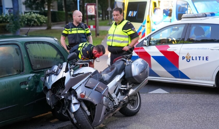 Motorrijder gewond bij ongeval op Osse kruising. (Foto: Gabor Heeres, Foto Mallo)