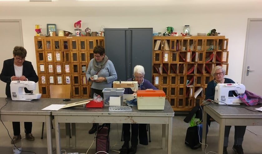 <p>De vrijwilligers voeren reparaties uit aan kleding, apparaten en andere voorwerpen.</p>