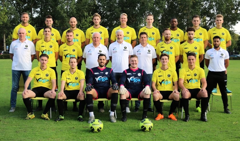 <p>Jordy Spooren bovenste rij tweede van links. (Foto: www.amsteleind.nl) </p>