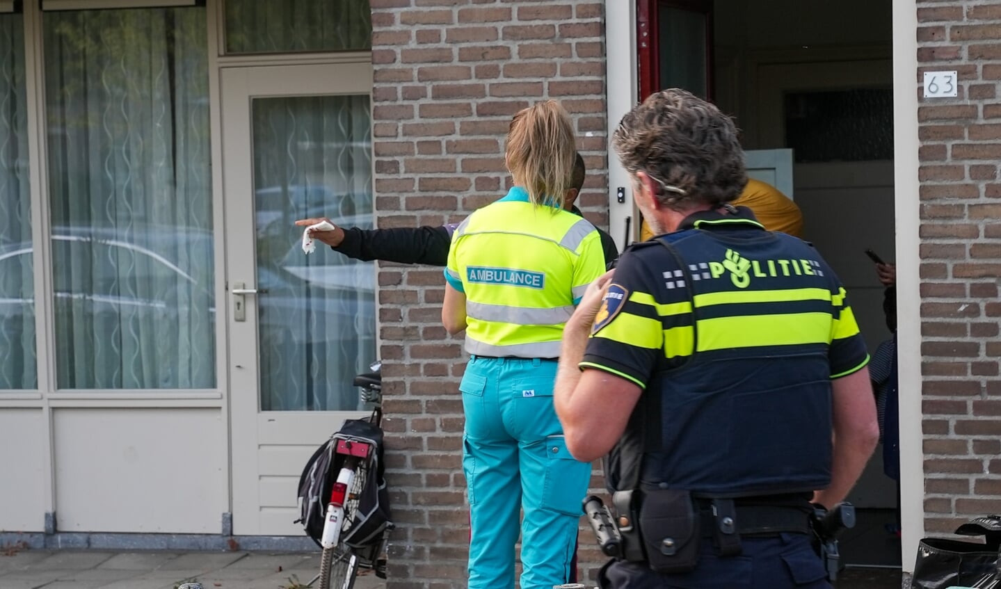 Hulpdiensten in Heischeutstraat na steekpartij. (Foto: Gabor Heeres, Foto Mallo)
