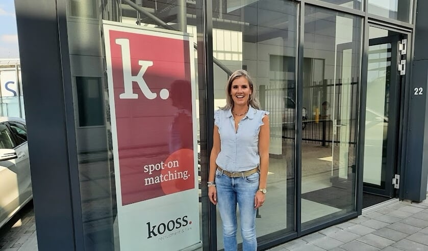 <p>Kelly Oosterom bij de ingang van haar onlangs geopende kantoor.</p>