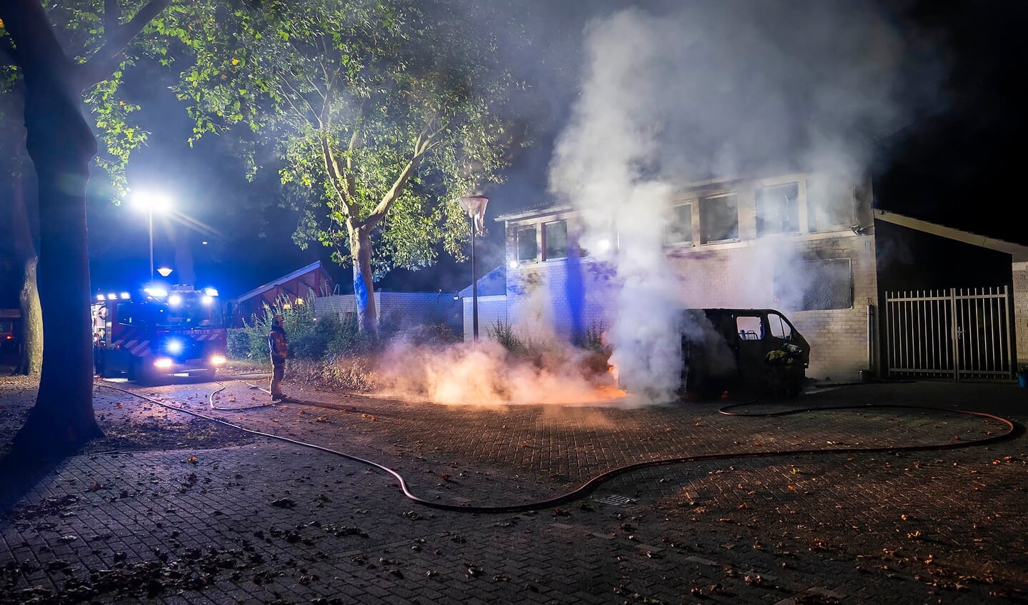 Busje uitgebrand in Verdistraat, politie doet onderzoek. (Foto: Gabor Heeres, Foto Mallo)
