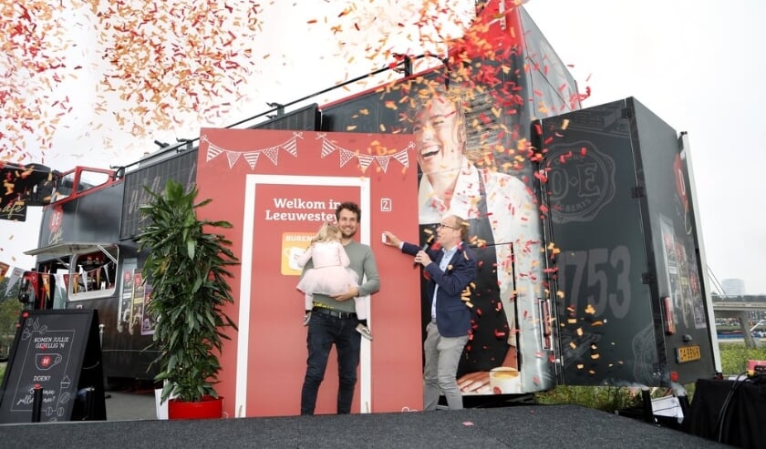 De Utrechtse wethouder Eelco Eerenberg (rechts) geeft samen met buurtbewoners van de nieuwe wijk Leeuwesteyn in Utrecht het officiële startsein voor Burendag 2021.