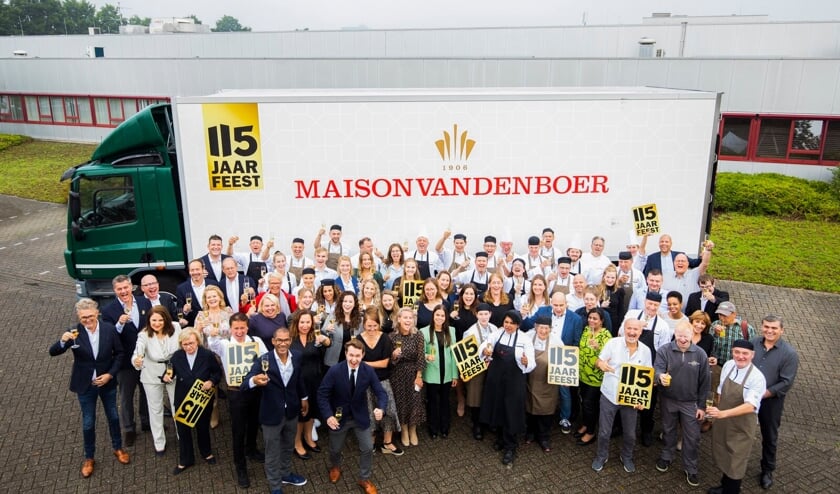 <p>Maison van den Boer viert jubileum. Alle medewerkers op de foto zijn getest, gevaccineerd of recent hersteld.</p>