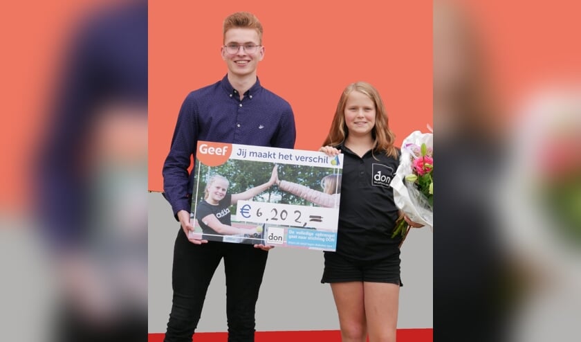 <p>Sam en Emma met de cheque.</p>