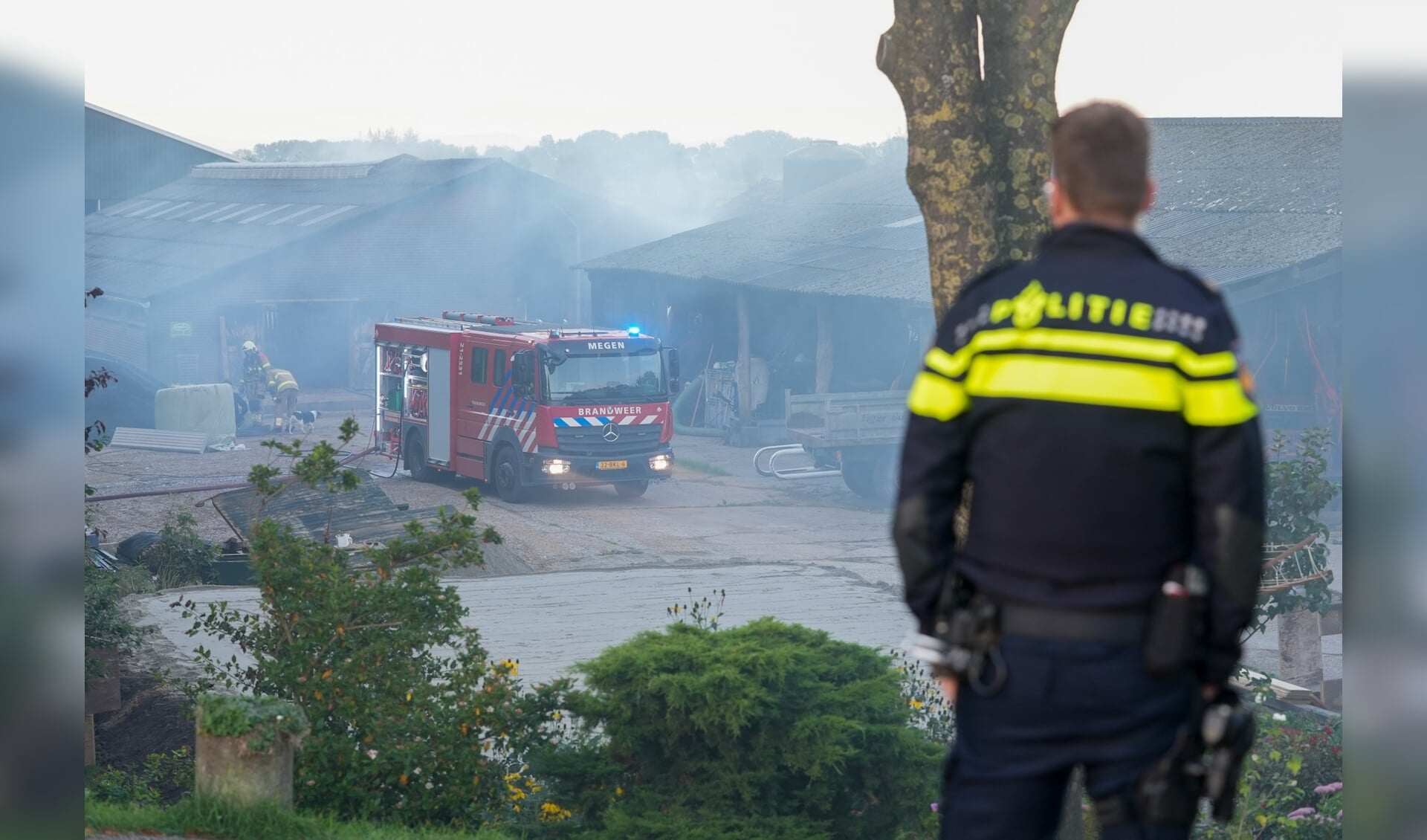 Flinke rookontwikkeling bij brand in schuur Oijen. (Foto: Gabor Heeres, Foto Mallo)
