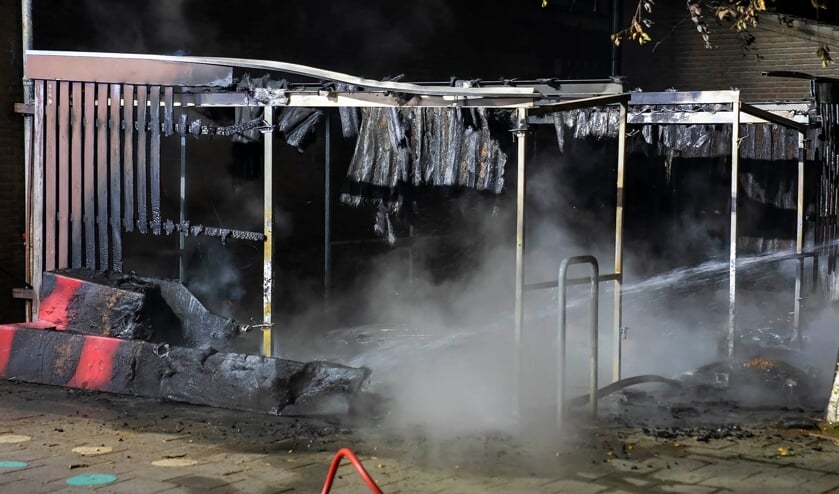 Brandstichting bij Nicolaasschool, politie doet onderzoek. (Foto: Gabor Heeres, Foto Mallo)