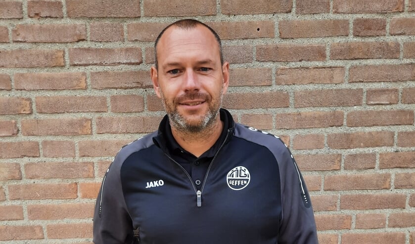<p>Henry van der Linden, trainer van Nooit Gedacht.</p>  