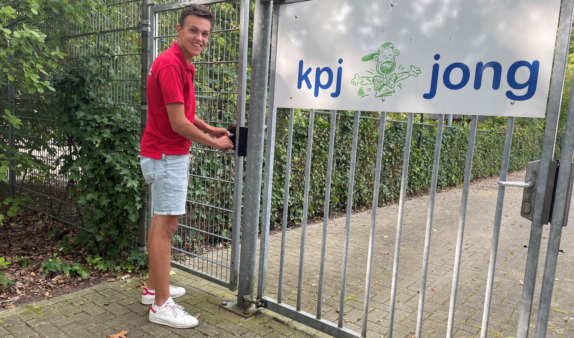 Vrijwilliger Jelle van der Doelen bij de ingang van het terrein van de KPJ/Jong Nederland in Nuland. 