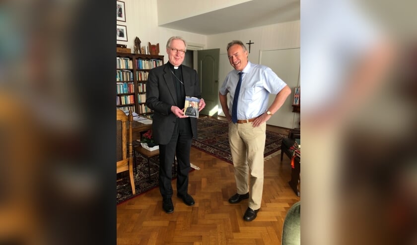 Bisschop Gerard de Korte bij de overhandiging van het eerste exemplaar van zijn nieuwe boek 'Geboeide vleugels'.
