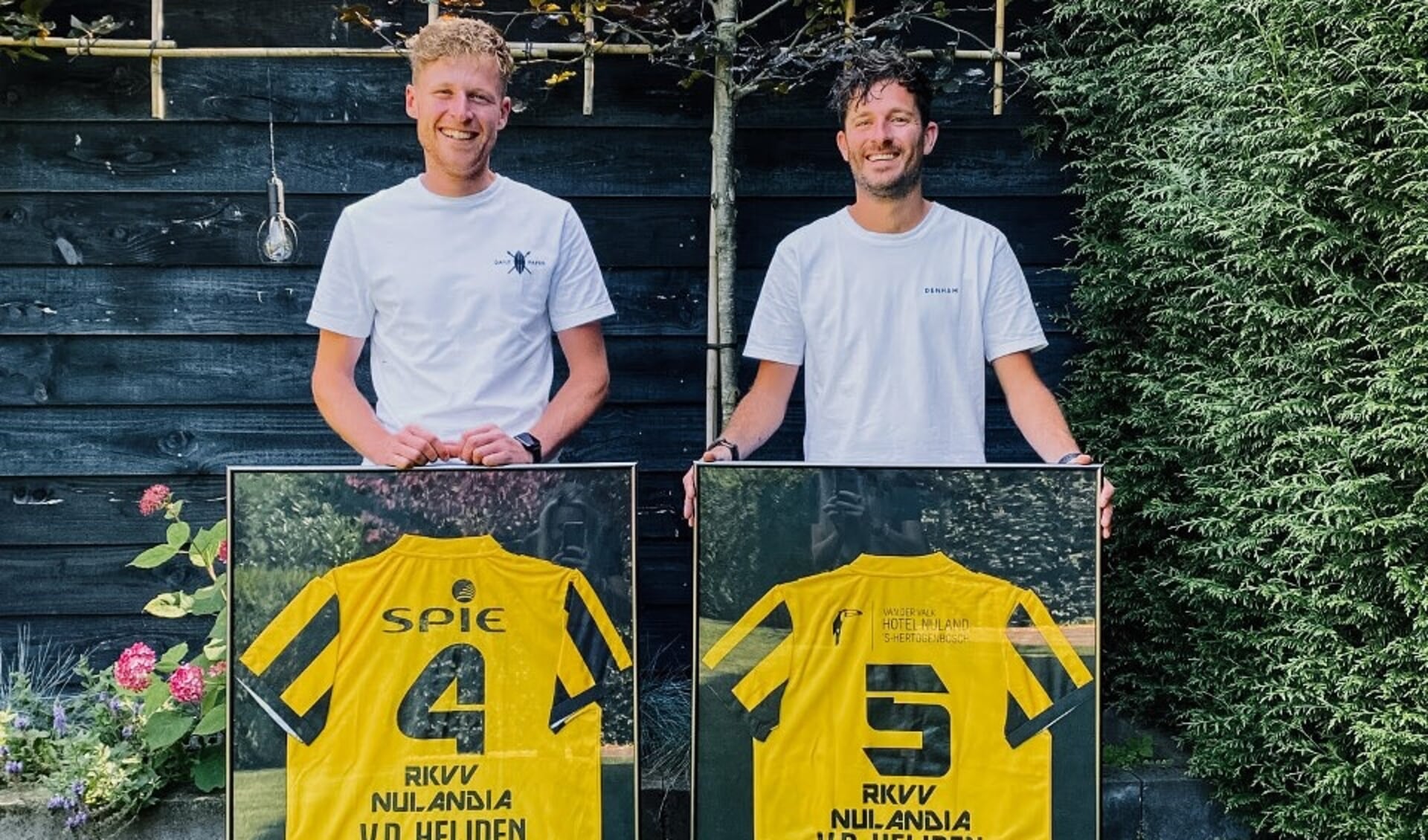 Voetbalbroers Wessel (links) en Nickey van der Heijden kregen bij hun afscheid van de selectie van Nulandia een ingelijst shirt cadeau. 
