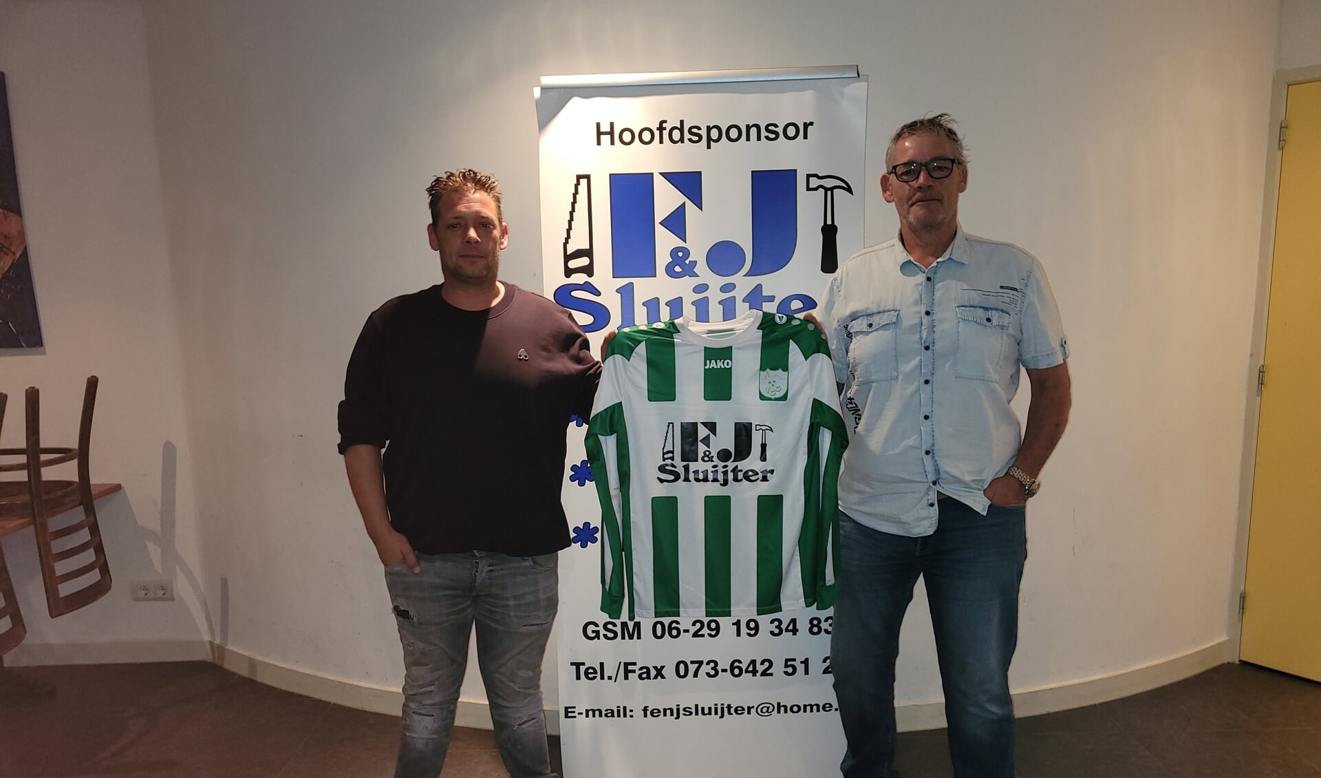 De firma F & J Sluijter is ook het komende seizoen hoofdsponsor van voetbalvereniging TGG uit Den Bosch. Op de foto Frans Sluijter (rechts) en zijn zoon Jan bij de ondertekening van het nieuwe sponsorcontract. 