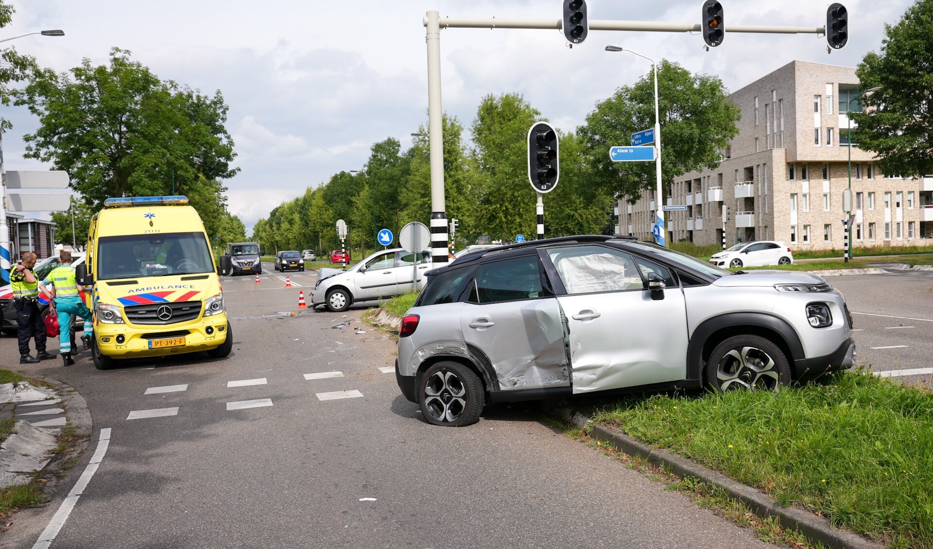 Auto's botsen op Osse kruising. (Foto: Gabor Heeres, Foto Mallo)