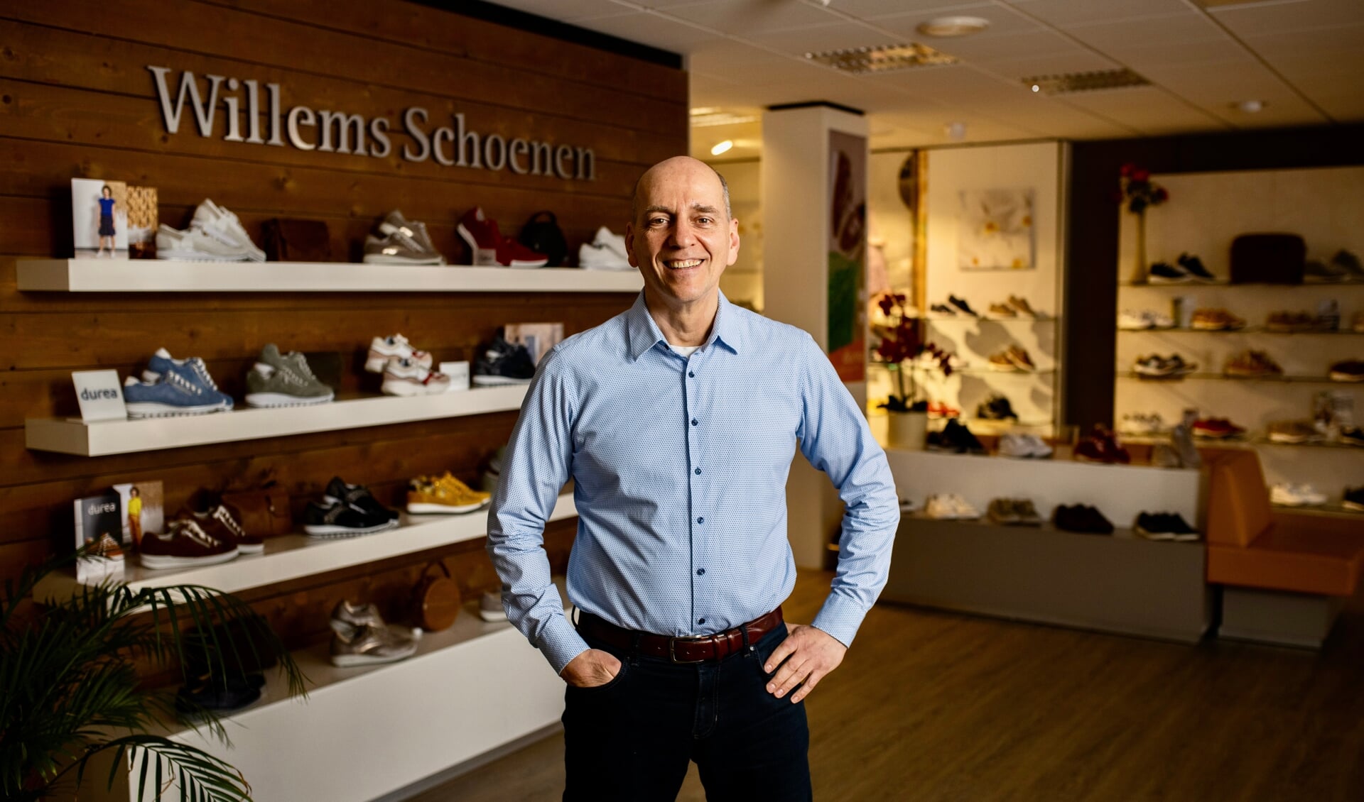 Herman Willems - eigenaar van Willems Schoenen - ging in februari 'viral' als 'De zingende schoenverkoper'. De schoenenwinkel is gespecialiseerd in dames- en herenschoenen voor mensen met afwijkende maten.