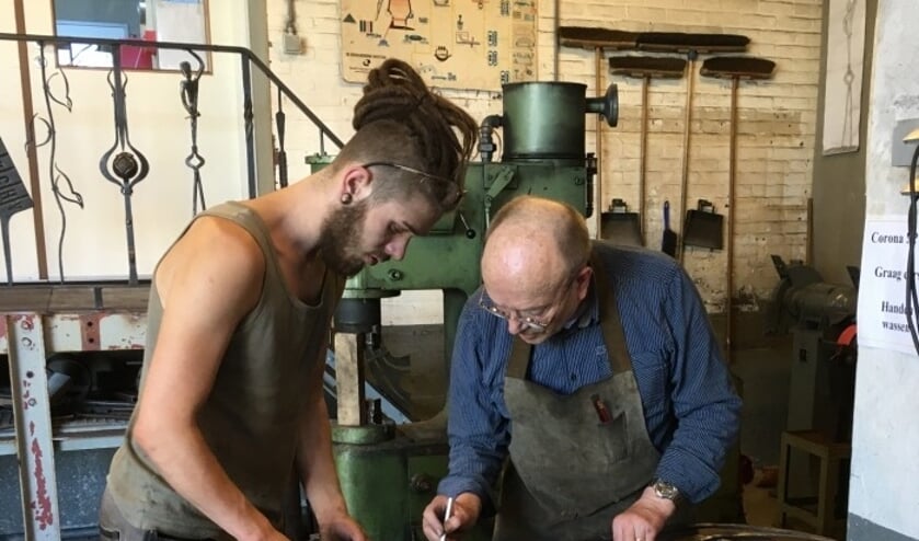 <p>Jos de Graaf en Darius Verheijden aan het werk.</p>