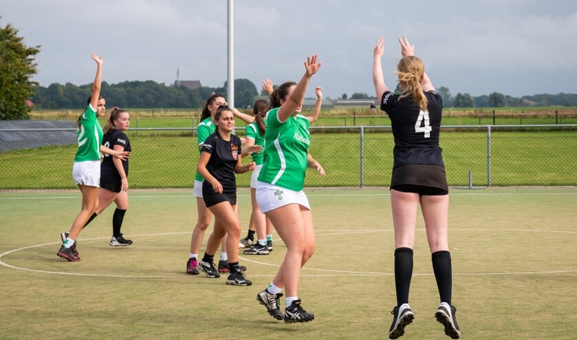 <p>Het combinatieteam van VIOS en SPES (zwart tenue) ging zaterdag in Ottersum in de aanval tegen Eendracht'30 uit Mook. </p>