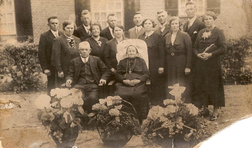 <p>De Wethouder Donkersweg in Mariaheide is vernoemd naar Graard Donkers die jarenlang gemeenteraadslid en wethouder van Veghel was. Hier poseert de familie voor een groepsfoto tijdens het 50-jarige huwelijk van Graard met Hanneke van der Steen. (Foto: Vehchele, deelcollectie Barten).</p>