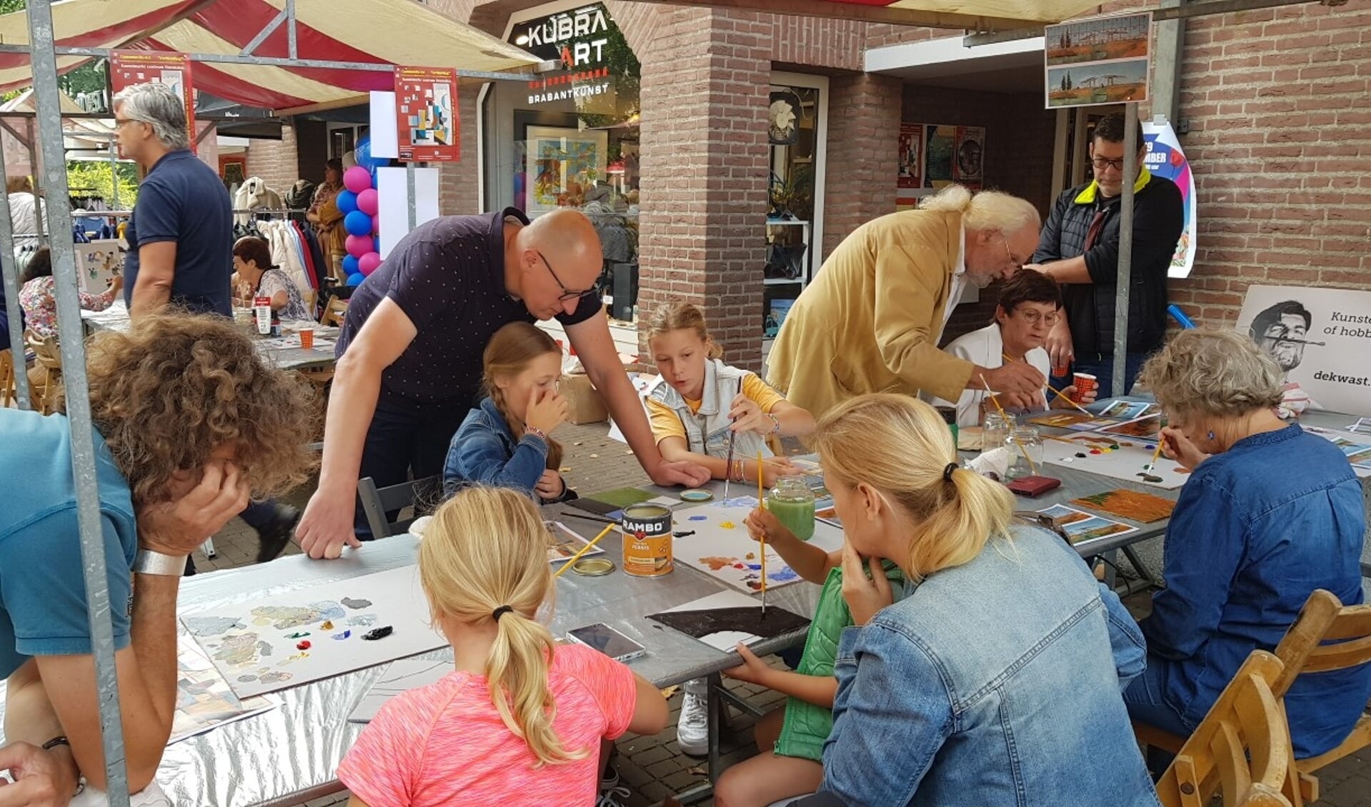 Op 12 september hebben inwoners van Rosmalen - jong en oud - onder begeleiding van enkele kunstenaars van KuBra-Art Galerie gewerkt aan twee schilderijen binnen het community-art project 'Verbinding'.