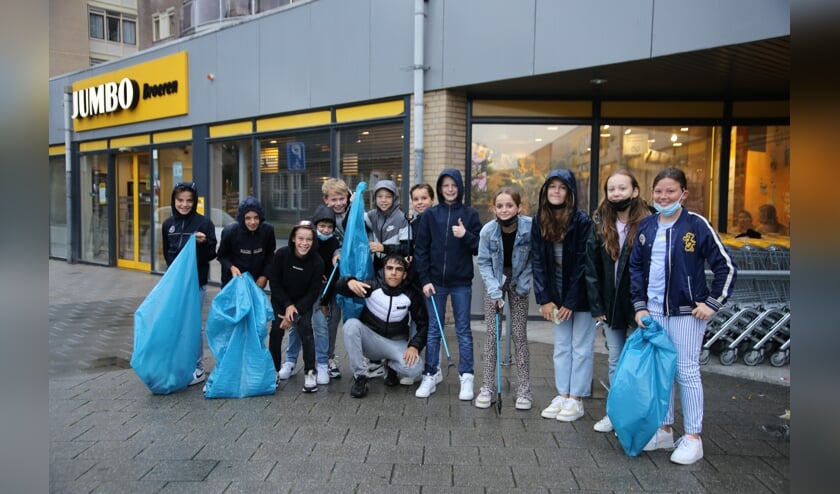 <p>Honderden leerlingen van het Sint-Janslyceum trokken op woensdag 15 september de stad en de nabije natuur in om zwerfvuil op te ruimen.</p>