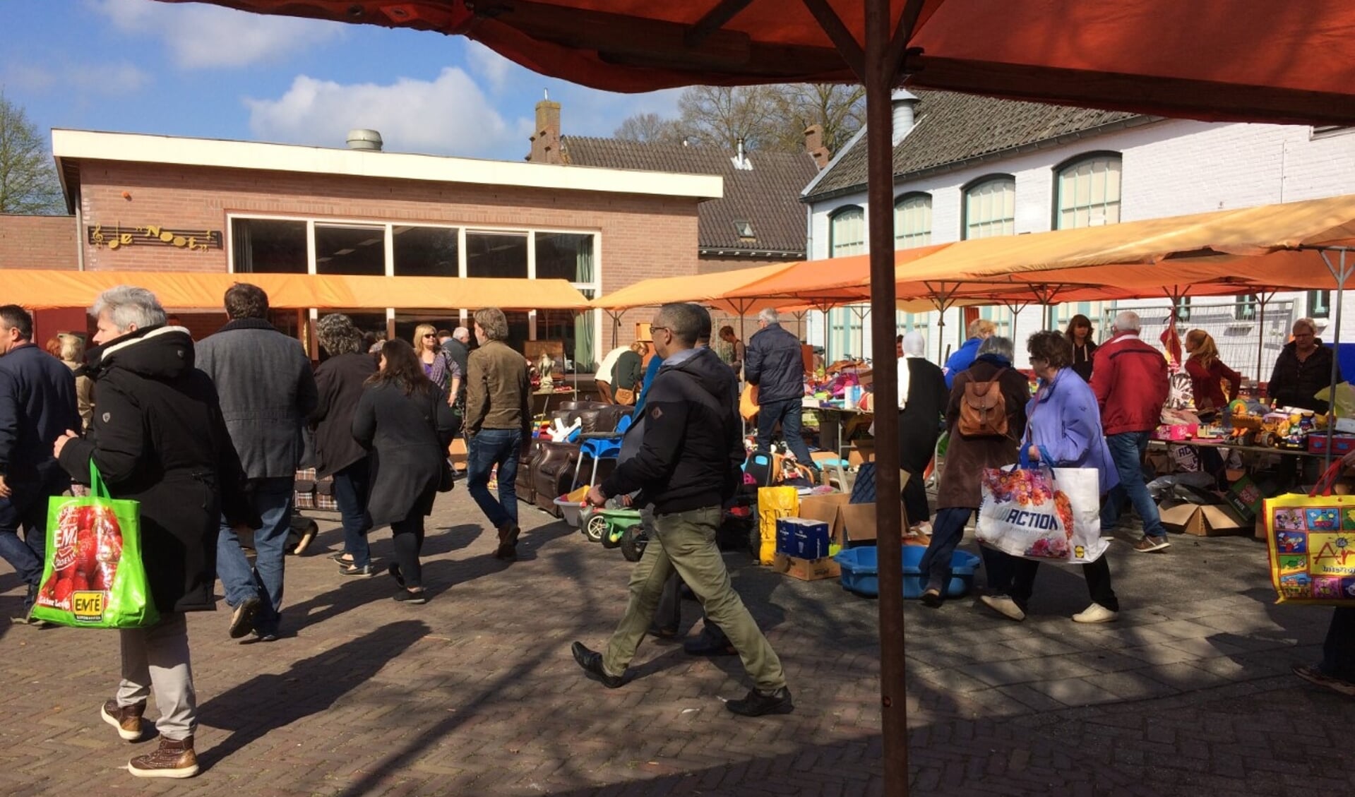 Gezellige rommelmarkt op het terrein achter de Battle Axe aan de Lambertusstraat in Cromvoirt.