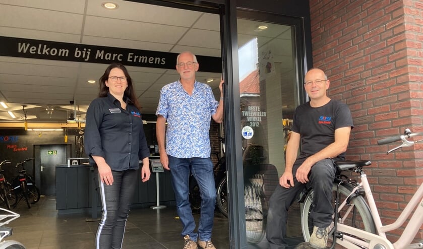 V.l.n.r: Miranda Ermens, Herman Peters (PGSA) en Marc Ermens voor de zaak in Oploo