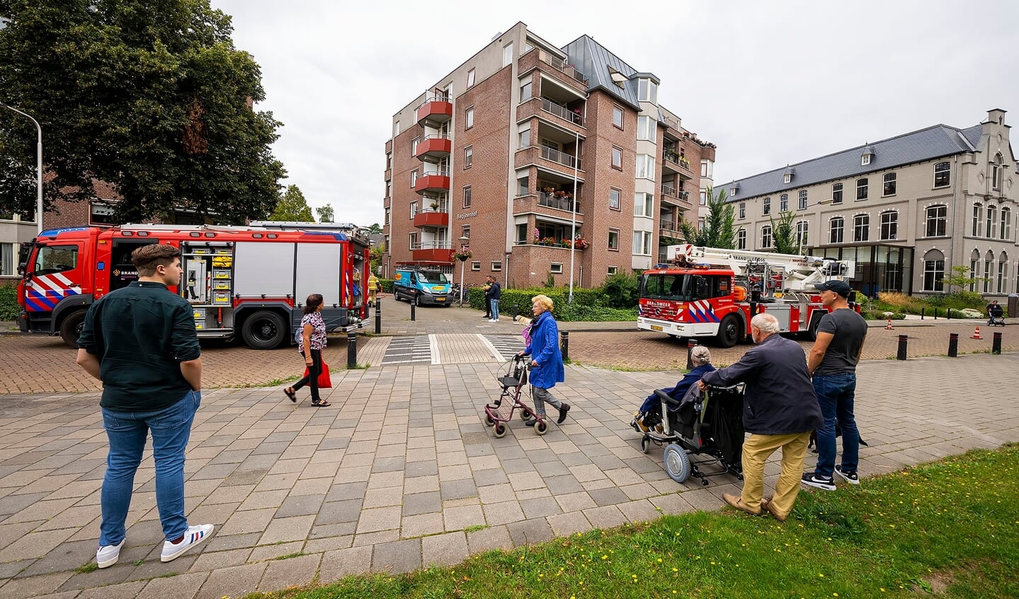 De brandweer in de Begijnenstraat. (Foto: Gabor Heeres, Foto Mallo)