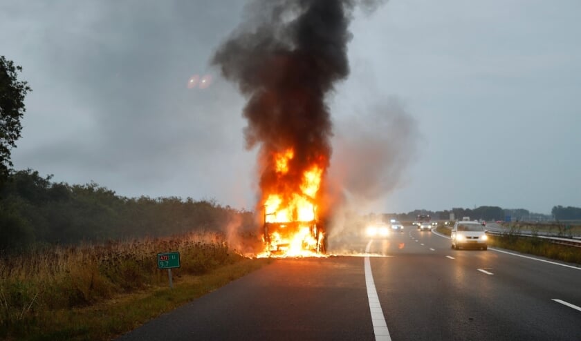 De bestuurder van de vrachtwagen kon zichzelf tijdig in veiligheid brengen.
