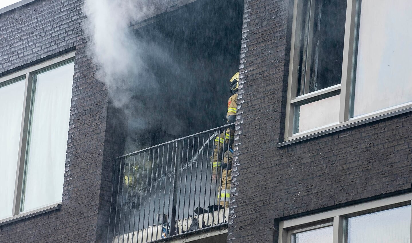 Uitslaande brand in appartement aan Jeneverbes. (Foto: Gabor Heeres, Foto Mallo)