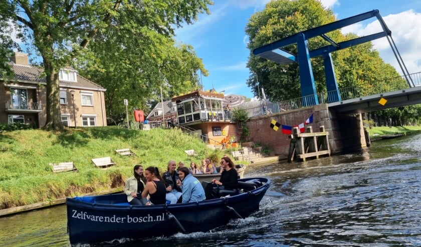 <p>Foto van een passerende sloep van ‘Zelf Varen Den Bosch’.</p>