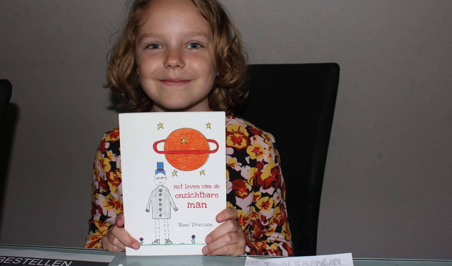 Onlangs werd het eerste boekje van de 8-jarige Roos Driessen uit Rosmalen gepresenteerd. Als het aan haar ligt, is het niet het laatste boek dat zij schrijft. (Foto: Wendy van Lijssel)
