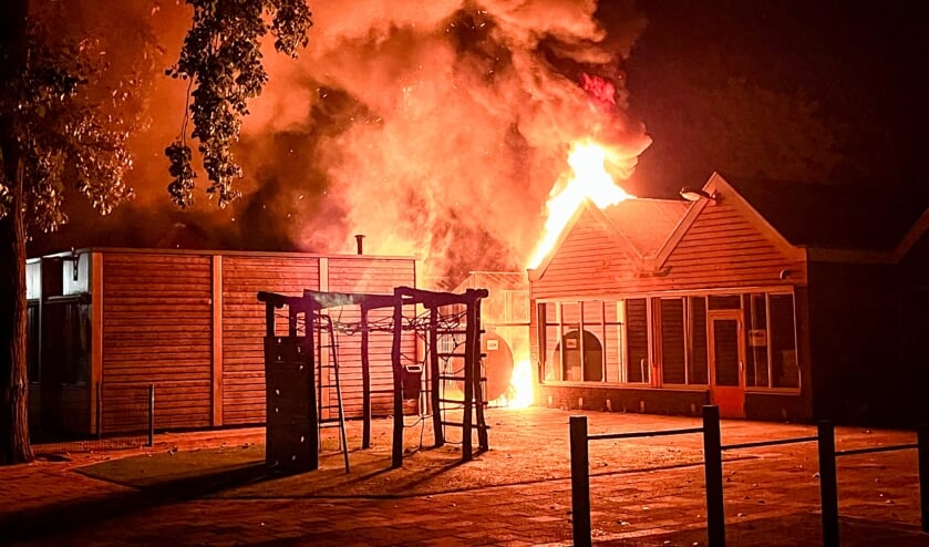 <p>De politie kijkt of er een verband is met onder andere de brand bij SBO Het Baken. (Foto: Gabor Heeres, Foto Mallo)</p>
