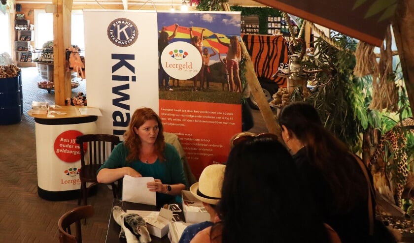 <p>Bestuurslid Eefke Peeters; ‘Dankzij een ontzettend gulle gift van Kiwanis Land van Cuijk konden wij alle gezinnen die een aanvraag hebben ingediend bij Stichting Leergeld uitnodigen. (Foto: Floris van Heukelom)</p>