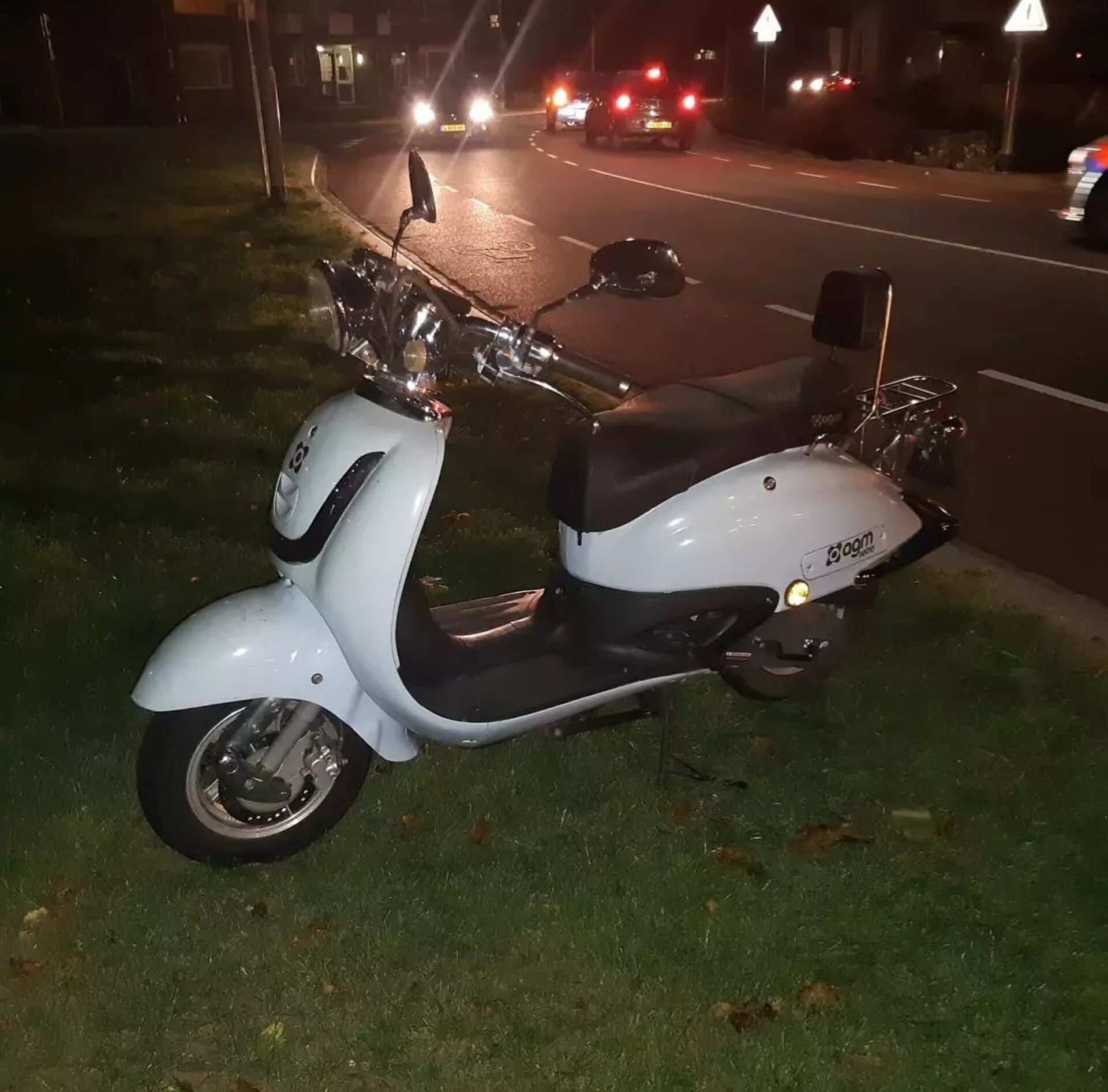 De gestolen scooter. (Foto: wijkagenten Schadewijk)