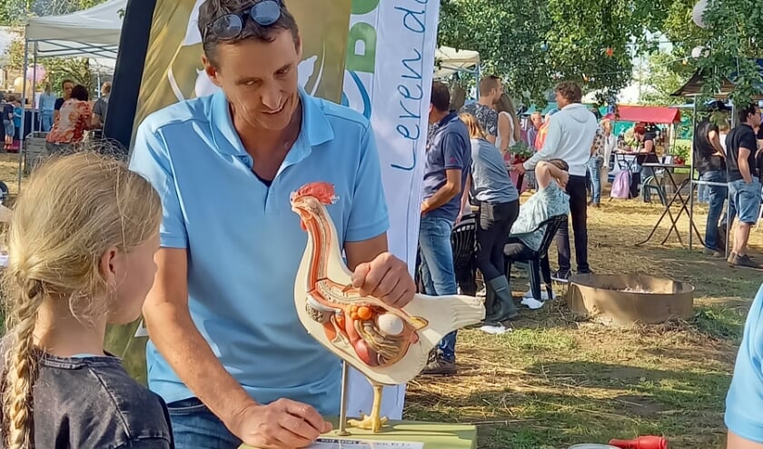 <p>Hugo Bens in gesprek met een bezoeker van de Streekmarkt in Sambeek.</p>