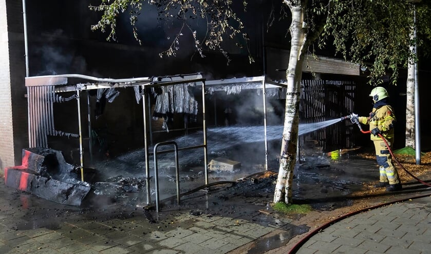 <p>Brandstichting bij Nicolaasschool, politie doet onderzoek. (Foto: Gabor Heeres, Foto Mallo)</p>
