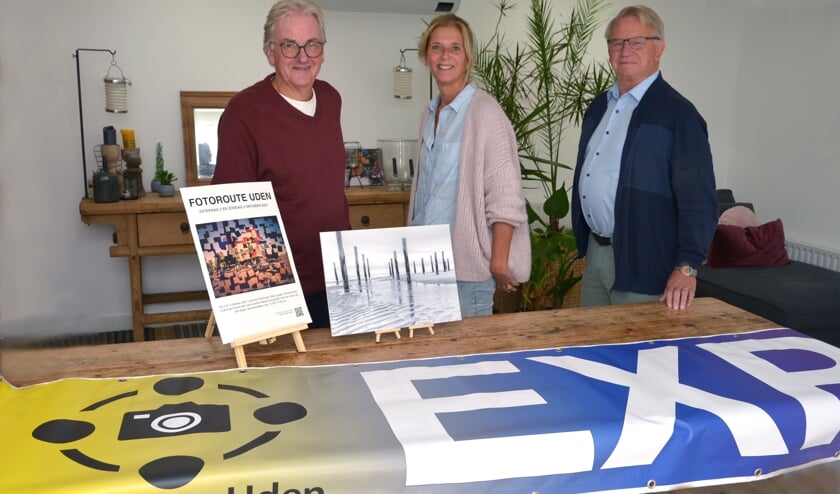 <p>Henk, Astrid en Frans, met een zwart-wit foto gemaakt door Henk. (foto: Henk Lunenburg)</p>
