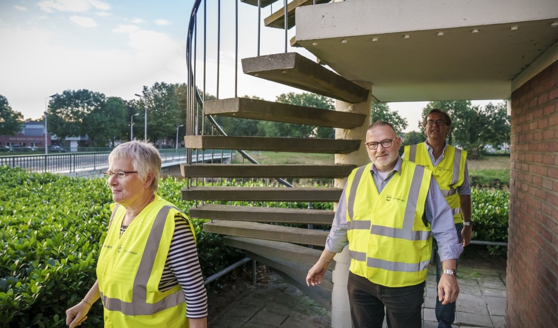 Jan Cools (midden) is vrijwilliger bij het buurtpreventieteam in de Bossche wijk Aawijk. (Foto: Maikel Samuels)