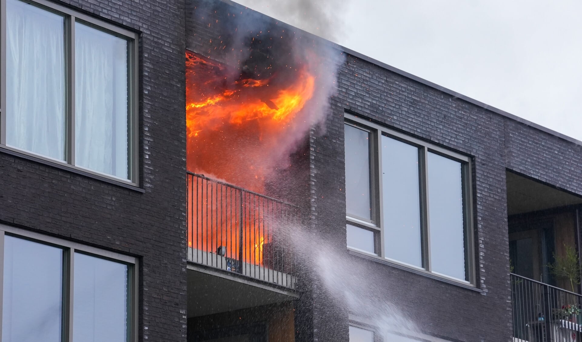 Uitslaande brand in appartement aan Jeneverbes. (Foto: Gabor Heeres, Foto Mallo)
