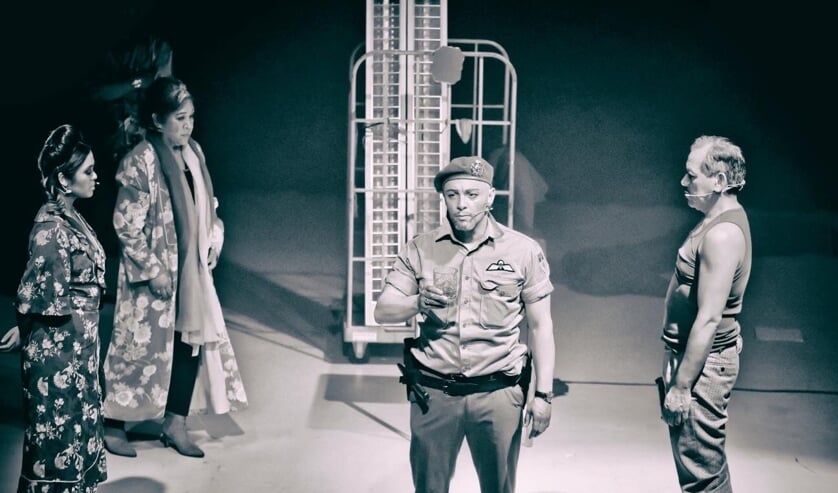 <p>Scenefoto uit de voorstelling Operasi Batavia (Foto: John Pattiiha)</p>