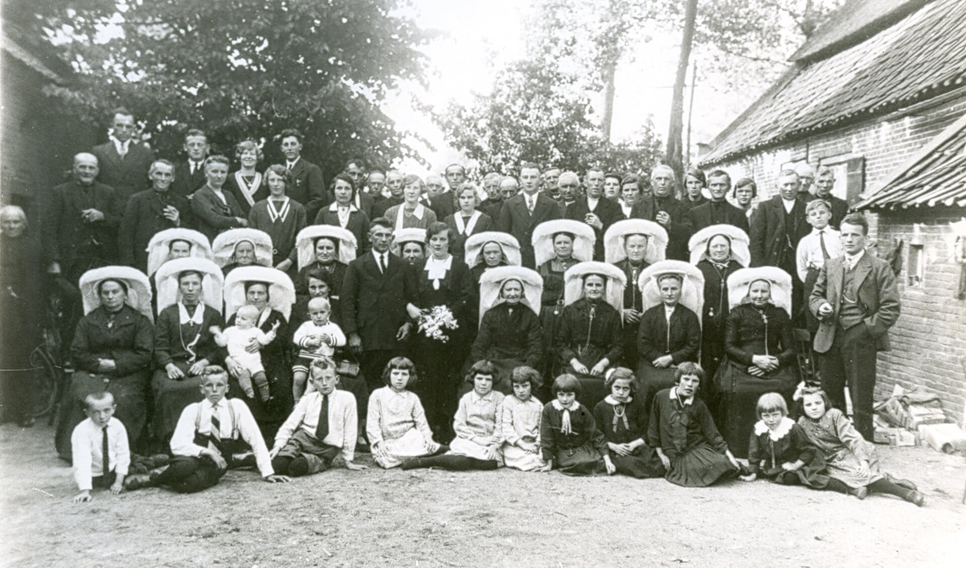 Deze huwelijksfoto van Jan van den Oever en Gerarda van Doorn werd in 1933 genomen op het erf van de boerderij aan de Tillaartstraat die in de 17e eeuw “In den Tillaar” heette. De boerderij, Eeuwsels 5, werd in 2016 afgebroken voor Veghels Buiten. (Foto: Vehchele). .