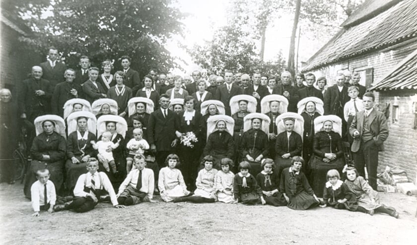 <p><em>Deze huwelijksfoto van Jan van den Oever en Gerarda van Doorn werd in 1933 genomen op het erf van de boerderij aan de Tillaartstraat die in de 17e eeuw “In den Tillaar” heette. De boerderij, Eeuwsels 5, werd in 2016 afgebroken voor Veghels Buiten. (Foto: Vehchele).</em> .</p>