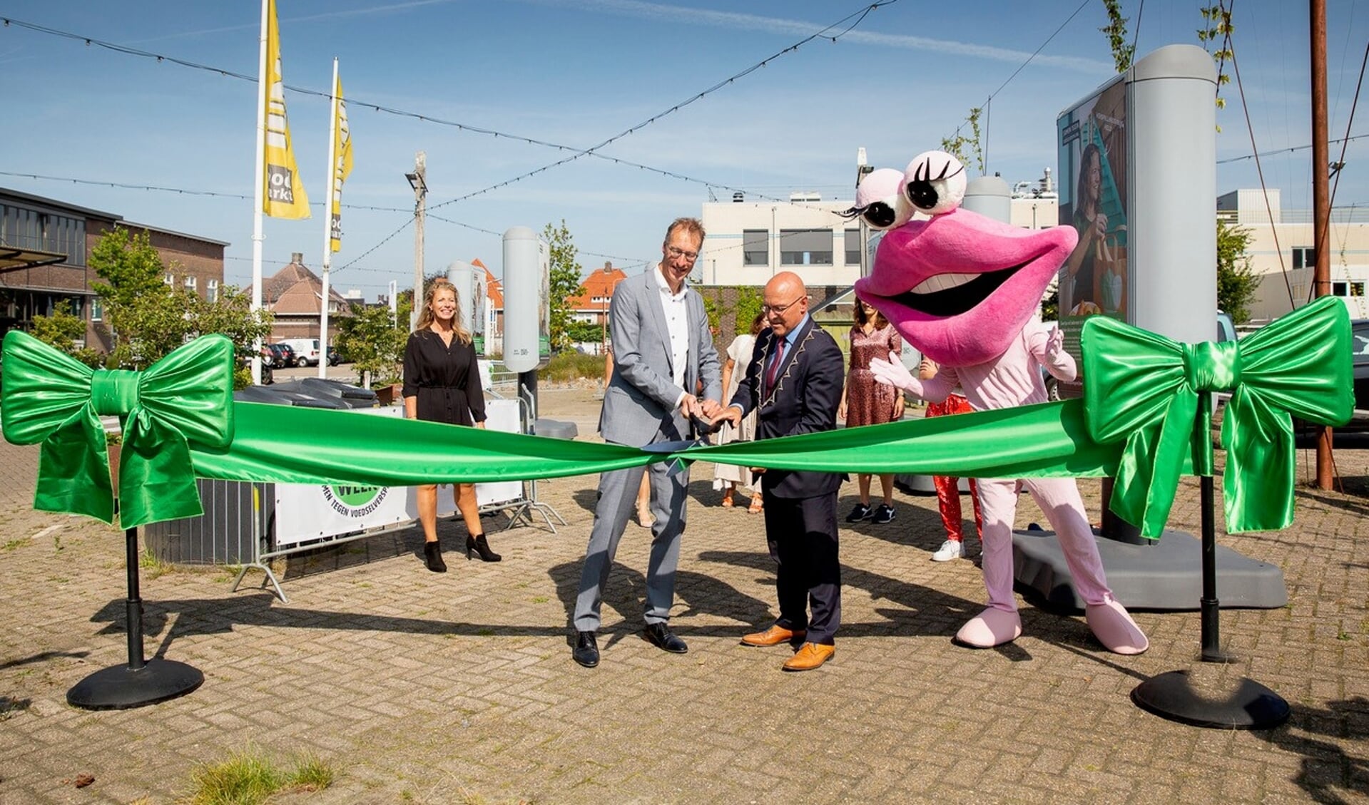 Burgemeester Kees van Rooij opent de foto-expositie.