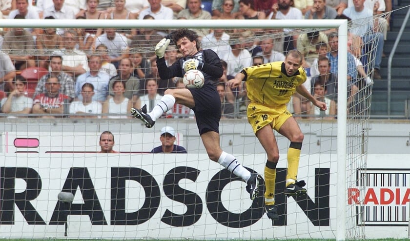Ronald Waterreus (L) in duel met Bob Peeters van Roda JC (R)