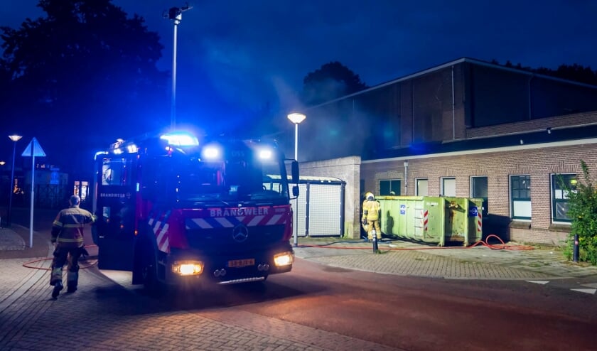 <p>Brand in container achter Groene Engel geblust. (Foto: Gabor Heeres, Foto Mallo)</p>