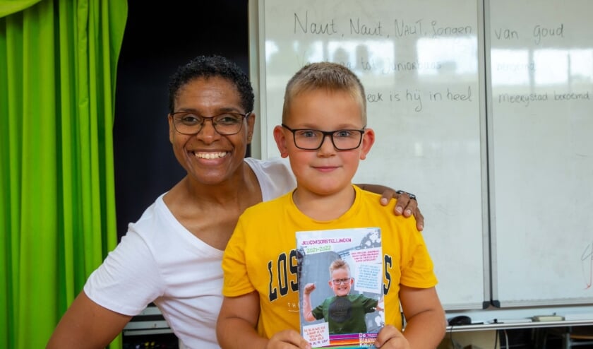 <p>Naut Heijnen op de foto met Jeritza Toney en het eerste exemplaar van de Juniorfolder.</p>