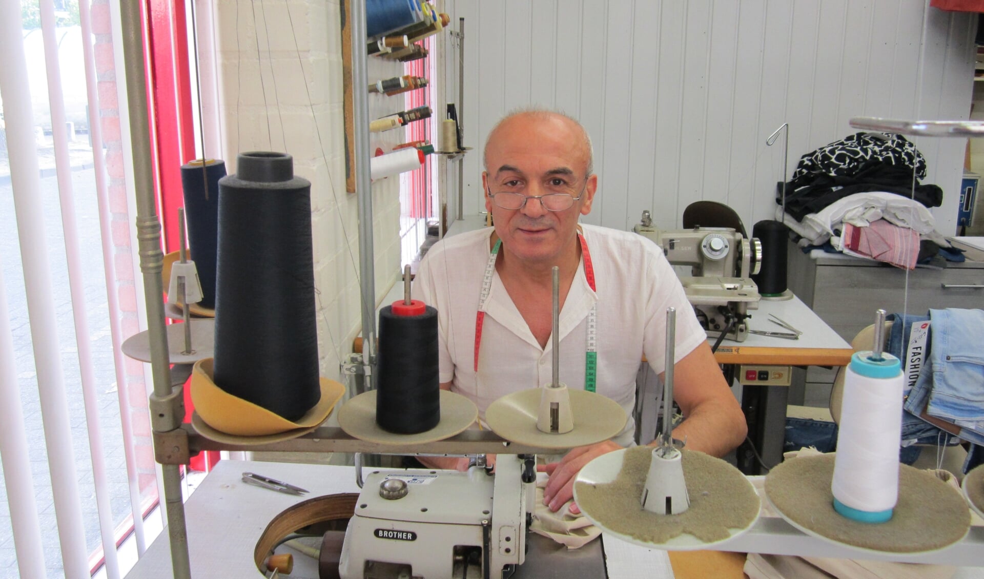 Kleermaker Hüseyin Yasar aan het werk in zijn atelier.