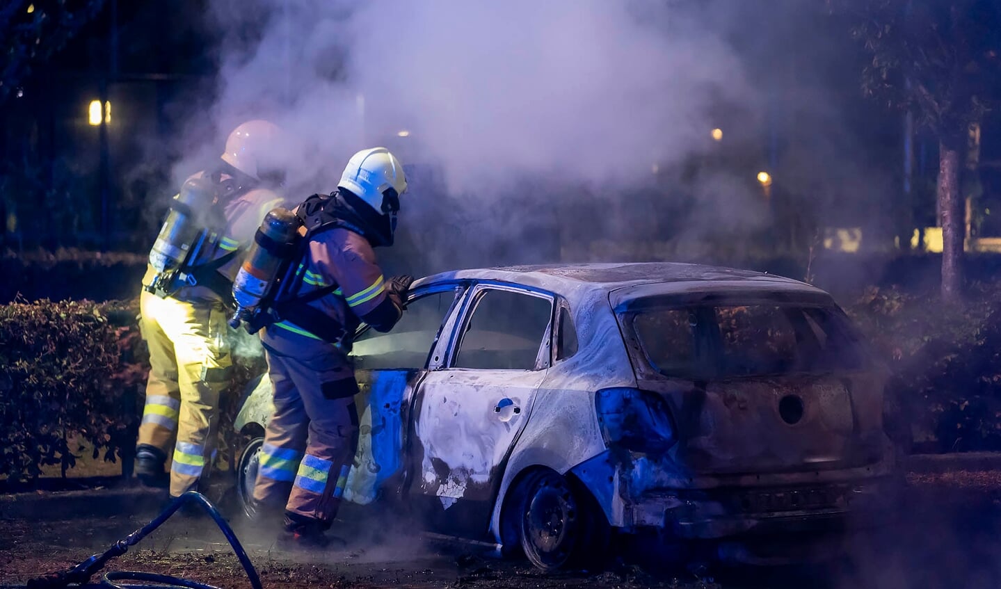 De uitgebrandde auto in Oss. (Foto: Gabor Heeres, Foto Mallo)